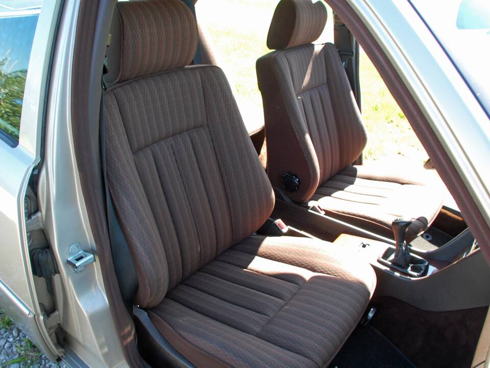 Image 15/34 of Mercedes-Benz 230 E (1992)