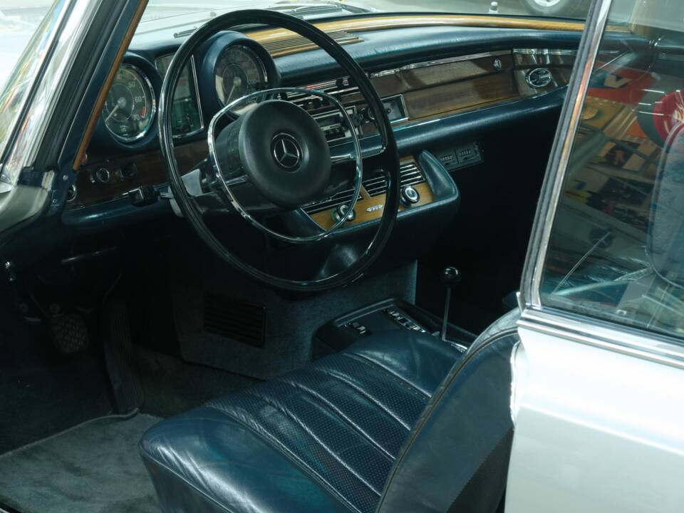 Image 21/50 of Mercedes-Benz 280 SE 3,5 (1970)