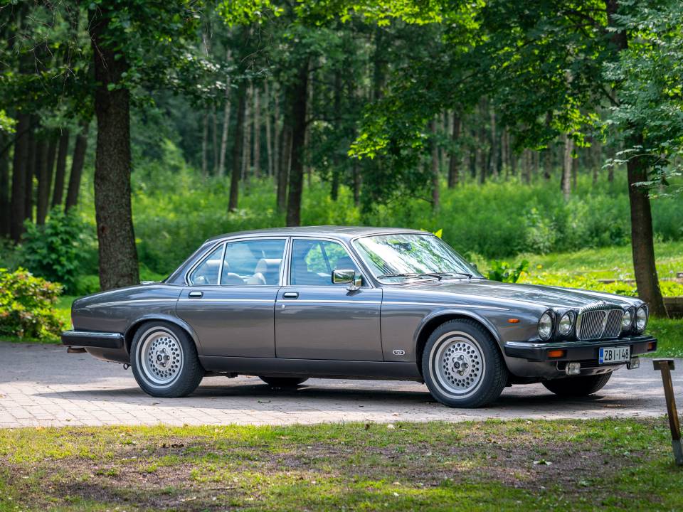 Image 6/42 of Daimler Double Six (1989)