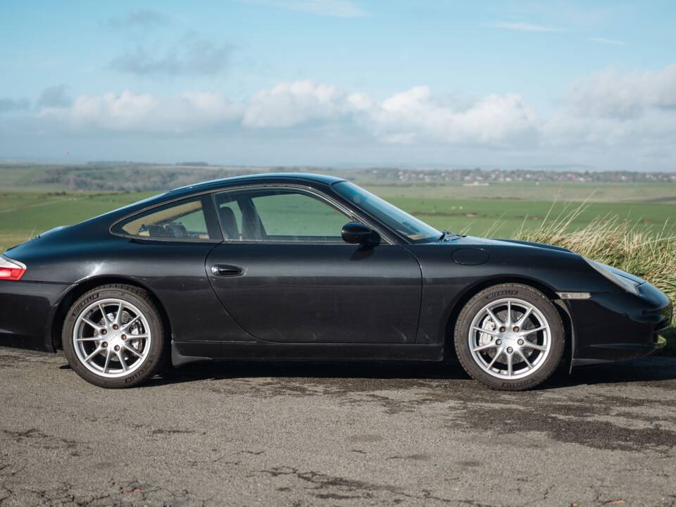 Imagen 2/50 de Porsche 911 Carrera 4 (2001)