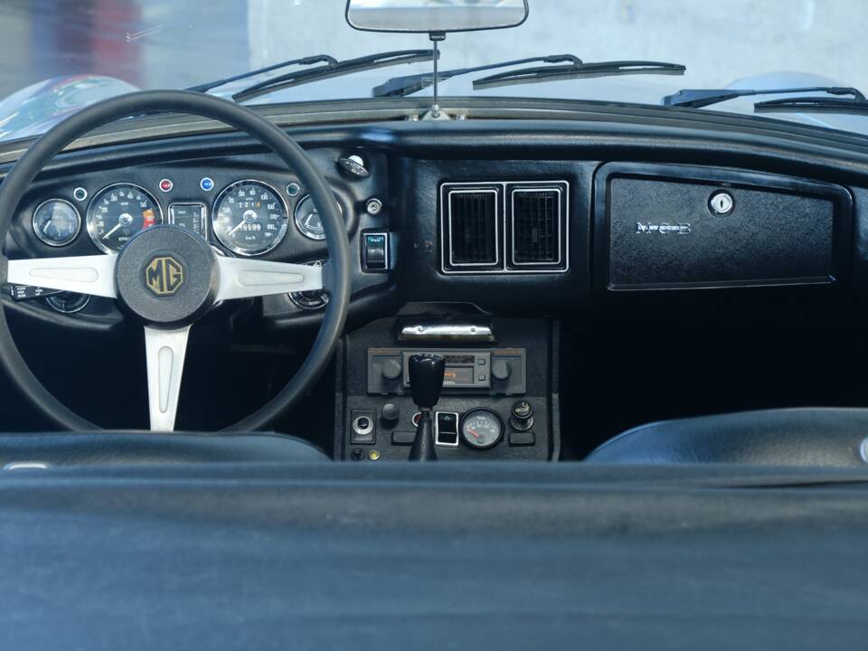 Image 44/50 of MG MGB (1976)