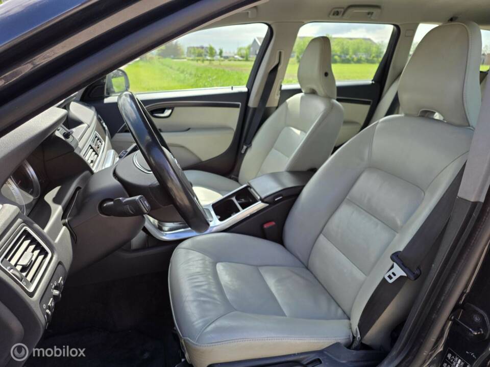 Image 23/44 of Volvo V 70 2.0 T5 (2012)