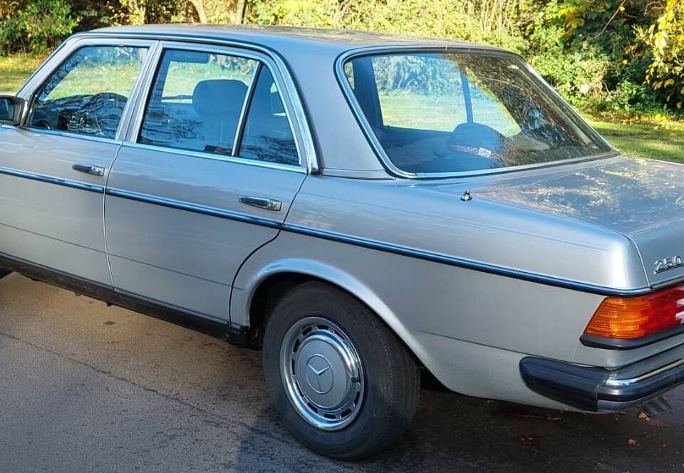 Image 2/16 of Mercedes-Benz 250 (1980)