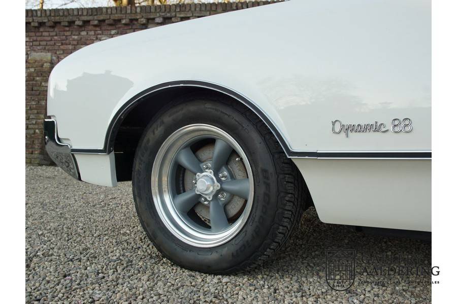 Image 13/50 of Oldsmobile Dynamic 88 (1966)