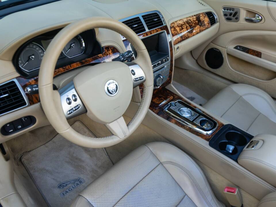 Image 48/50 of Jaguar XK (2011)