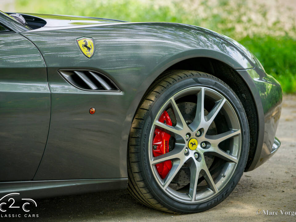 Image 56/85 de Ferrari California (2010)