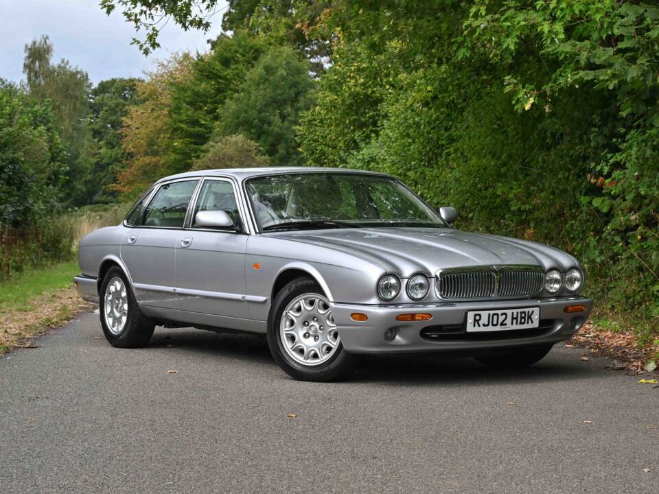 Immagine 1/50 di Jaguar XJ 8 Executive (2002)