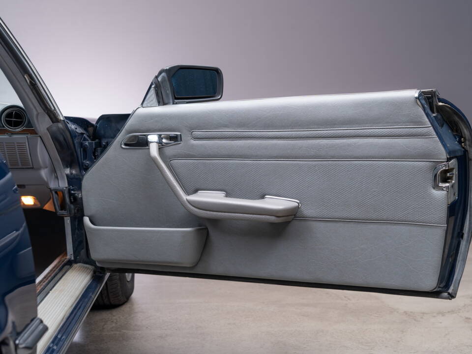 Image 16/24 of Mercedes-Benz 500 SL (1983)