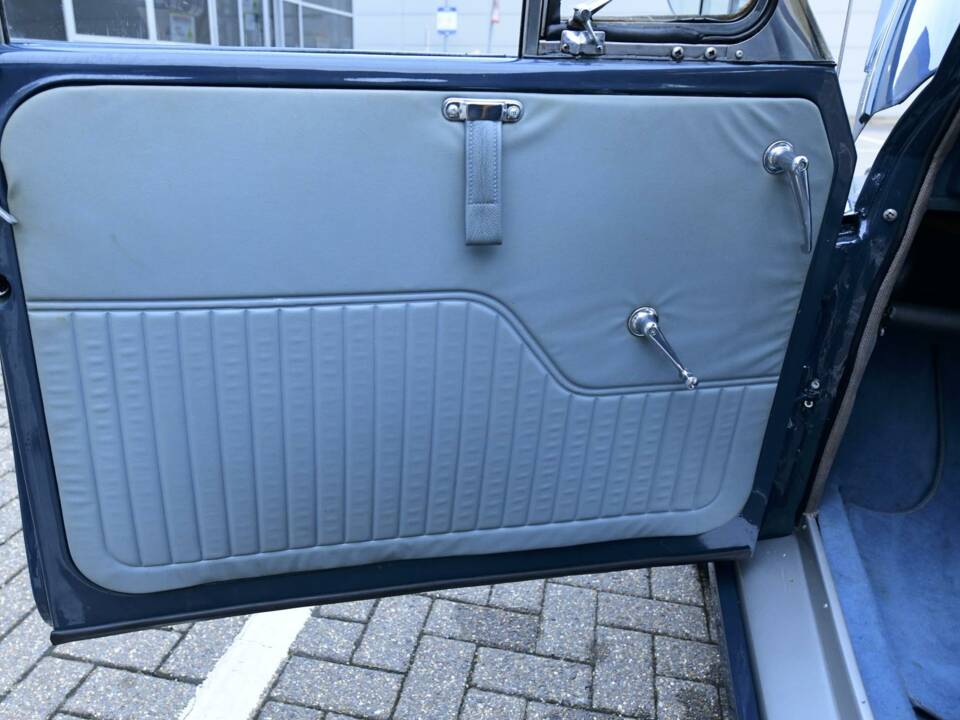 Image 26/50 of Morris Minor 1000 Traveller (1969)