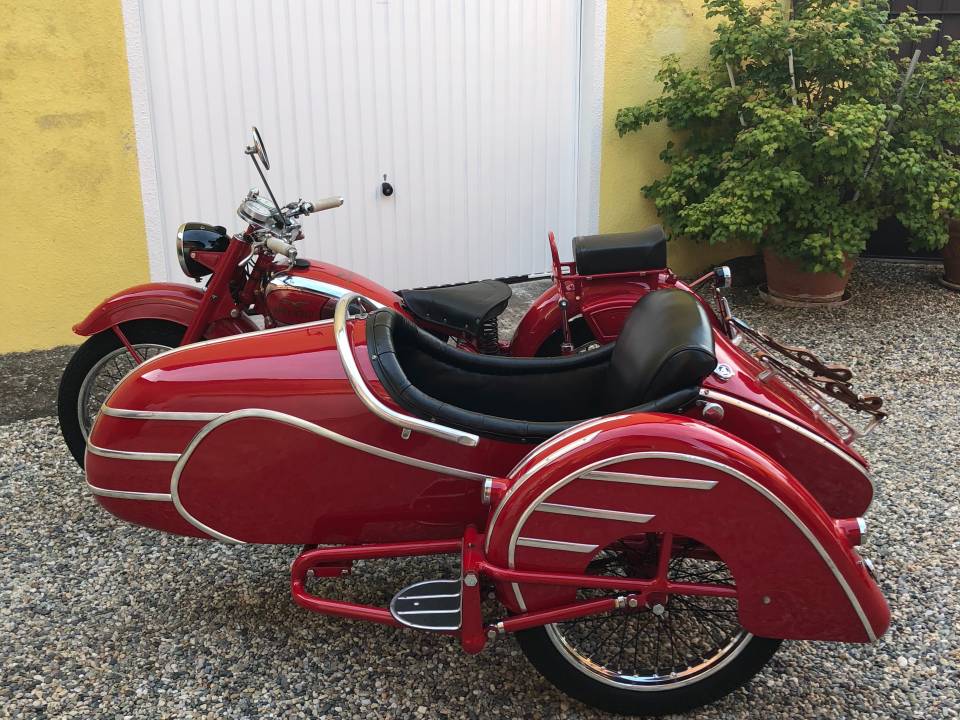 Image 3/9 de Moto Guzzi GTV 500 (1949)