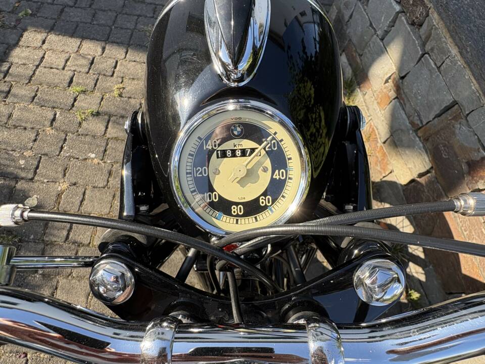 Image 8/10 of BMW R 27 (1966)