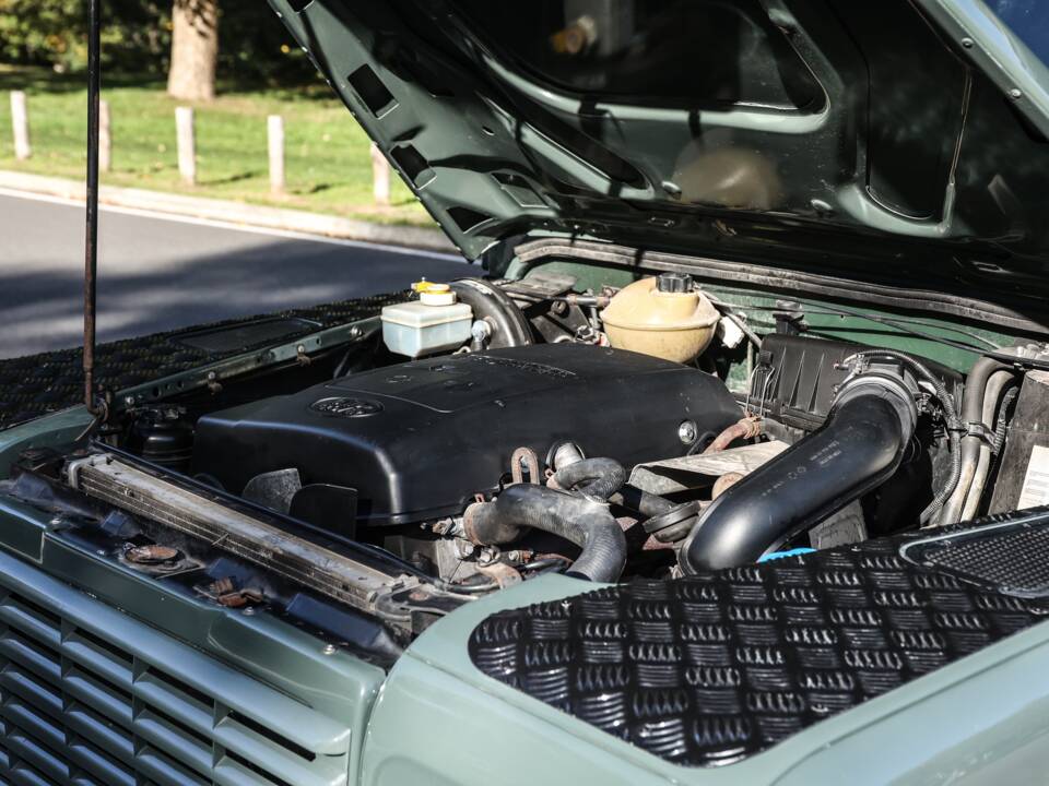 Image 17/21 de Land Rover Defender 90 Td5 (1999)