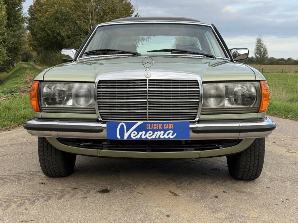 Afbeelding 2/16 van Mercedes-Benz 230 C (1978)