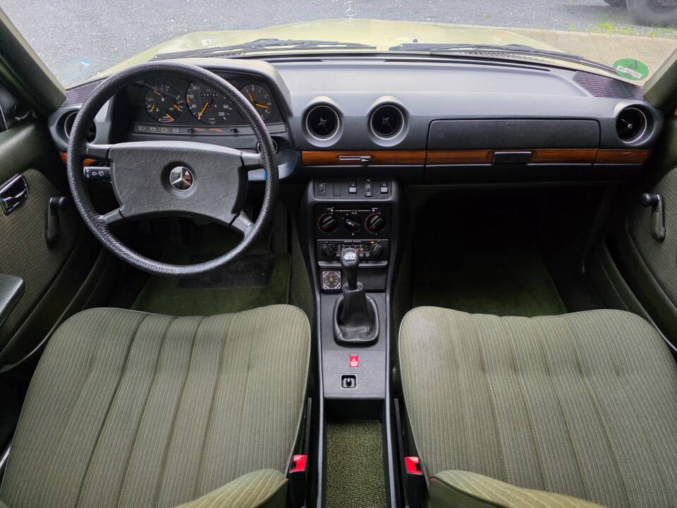 Image 48/73 of Mercedes-Benz 230 E (1985)
