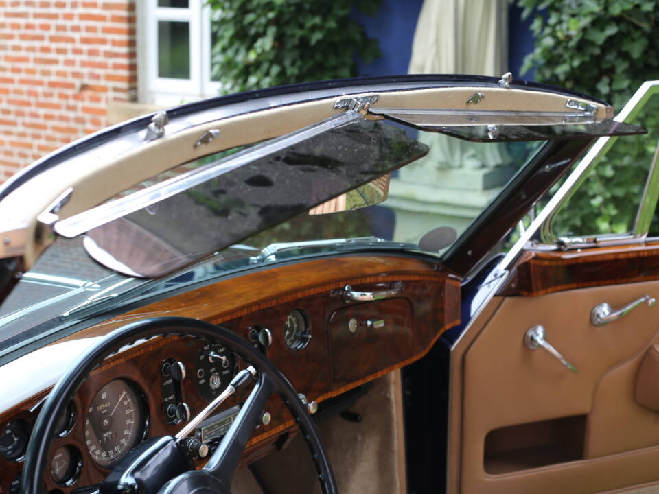 Image 33/47 of Bentley S1 DHC Park Ward (1956)