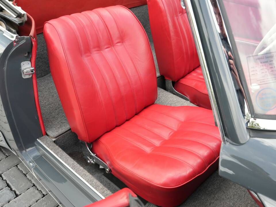 Image 13/50 de Mercedes-Benz 190 SL (1961)