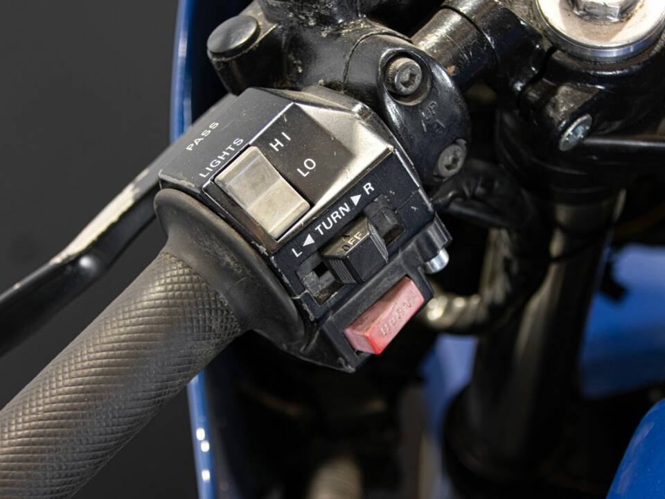 Bild 46/50 von Yamaha FZ 750 (1986)