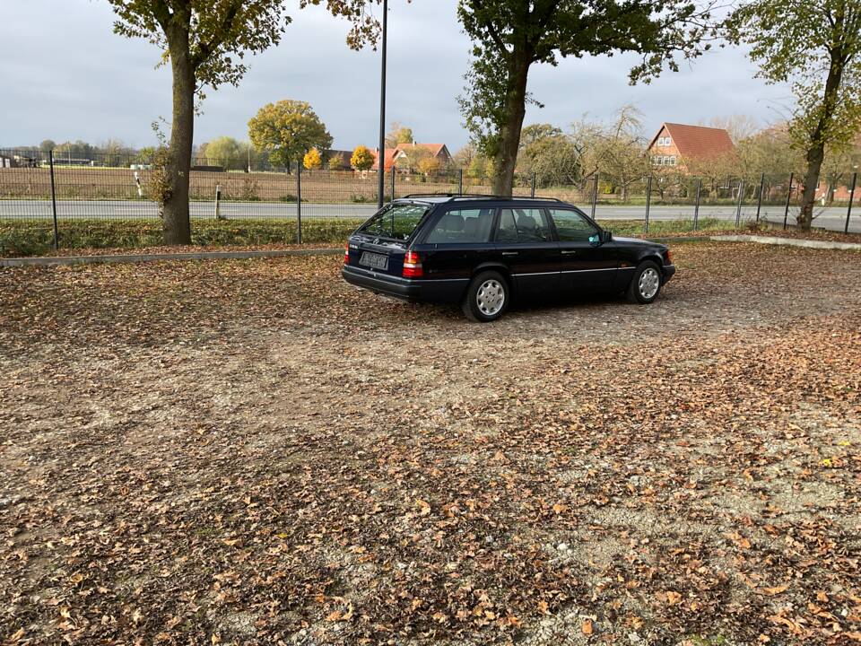 Image 12/149 of Mercedes-Benz 320 TE (1993)