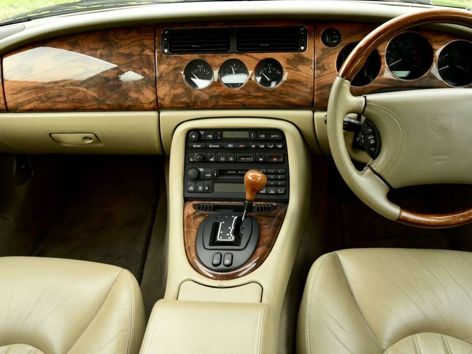 Image 35/50 de Jaguar XKR (2000)