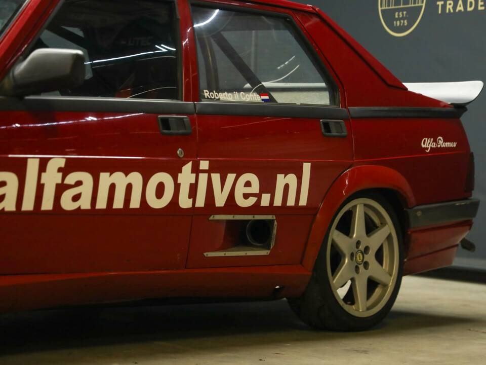 Image 24/50 de Alfa Romeo 75 3.0 V6 QV (1990)