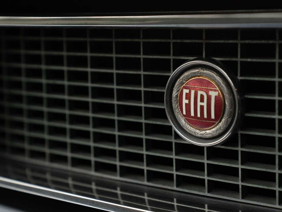 Image 12/37 of FIAT 130 Coupe (1972)