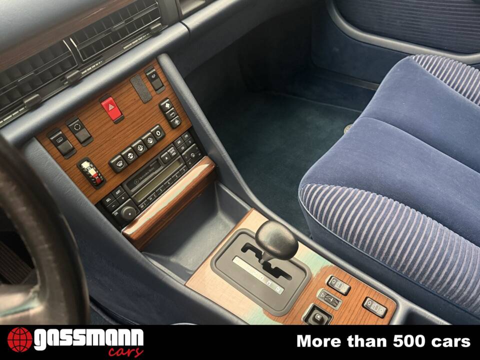 Image 13/15 of Mercedes-Benz 300 SE (1991)