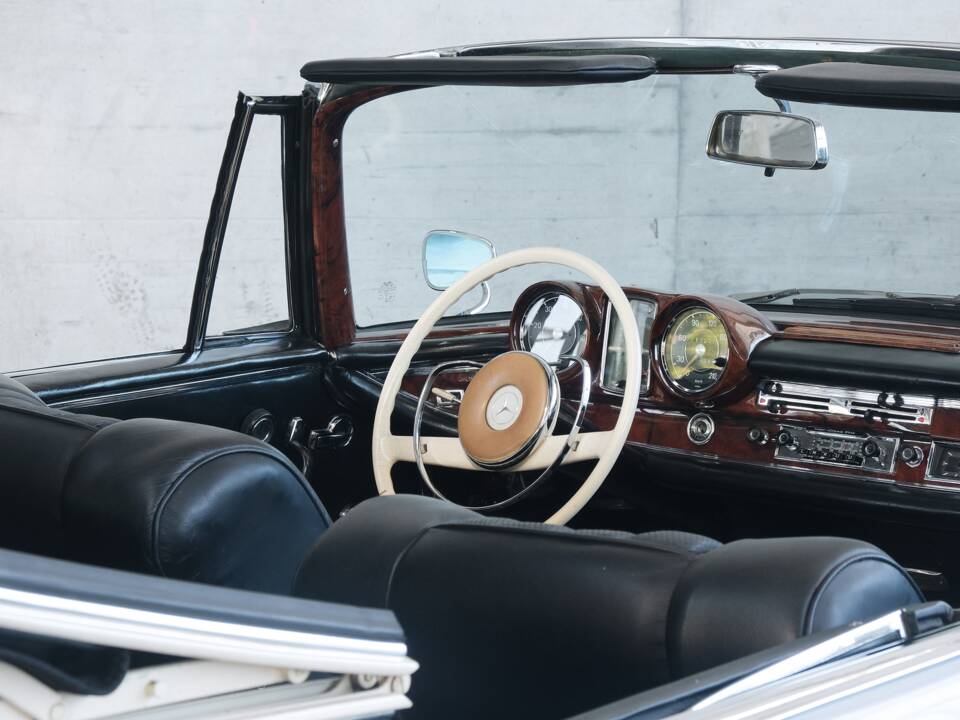 Image 17/49 of Mercedes-Benz 220 SE b (1962)