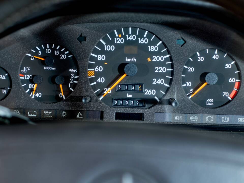 Image 42/43 of Mercedes-Benz 500 SL (1992)