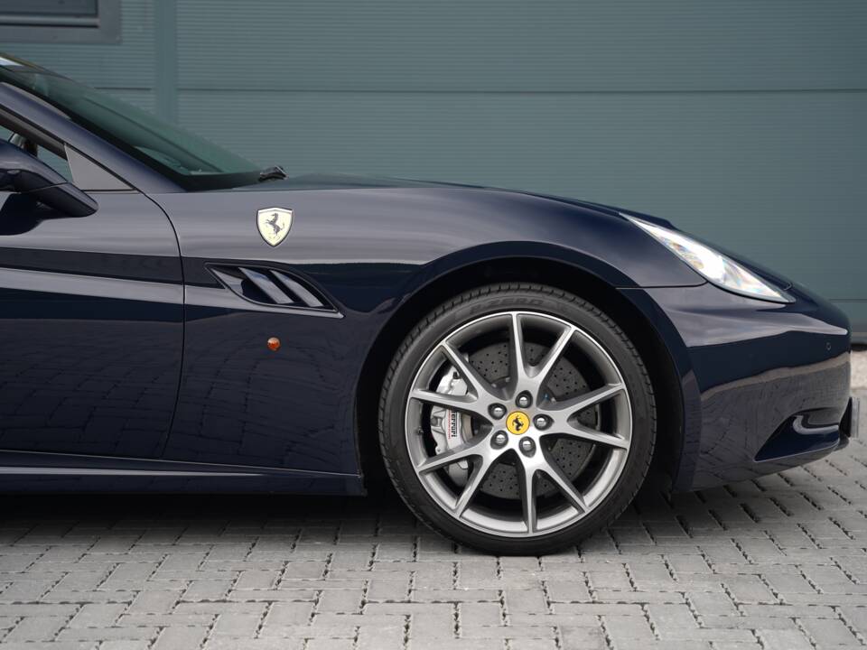 Image 24/50 de Ferrari California (2012)