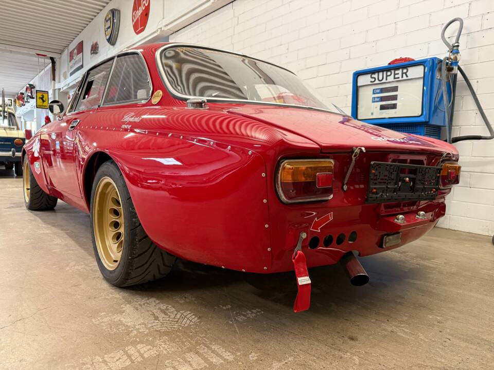 Image 16/18 of Alfa Romeo Giulia GTA 1300 Junior (1970)