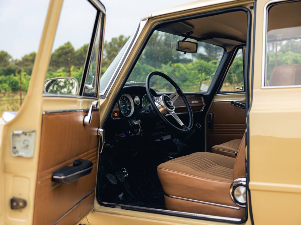 Image 13/18 of Alfa Romeo Giulia 1300 Super (1971)