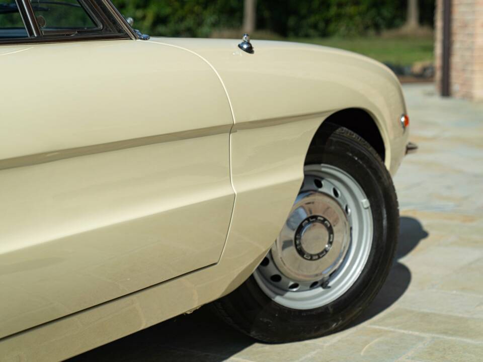 Image 11/50 of Alfa Romeo 1750 Spider Veloce (1969)