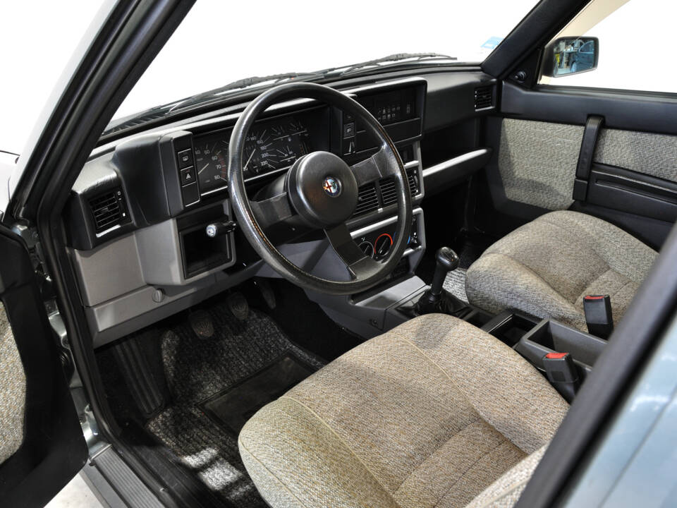 Bild 15/29 von Alfa Romeo 75 1.6 (1987)