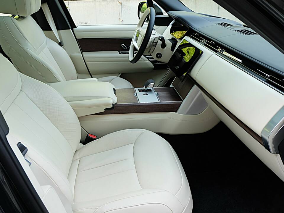 Image 43/61 of Land Rover Range Rover D350 (2025)