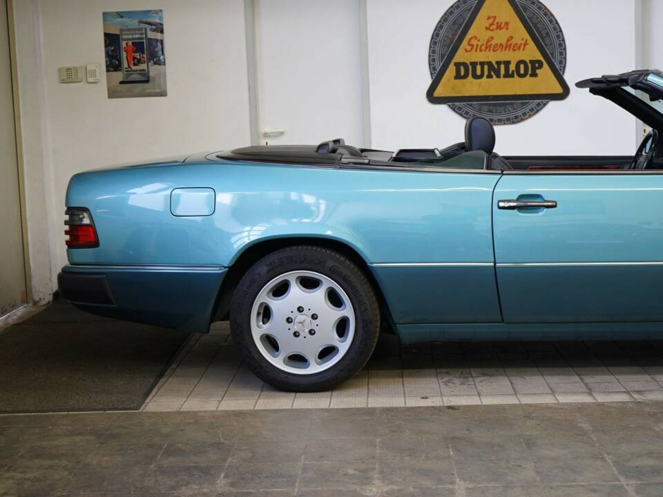 Afbeelding 45/50 van Mercedes-Benz 300 CE-24 (1993)