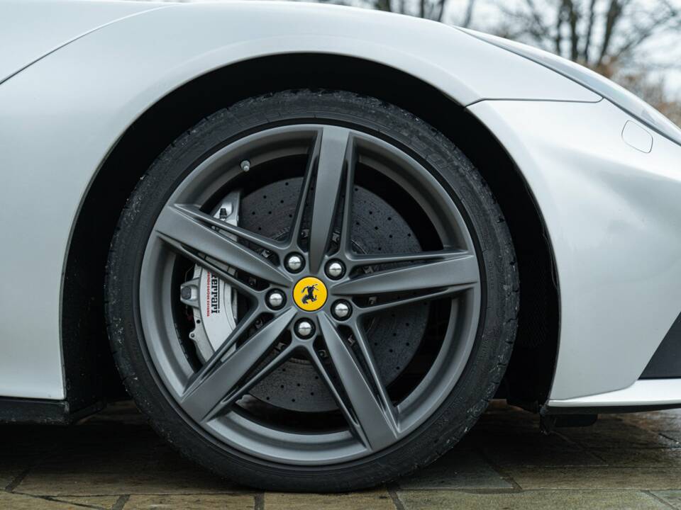 Image 24/50 of Ferrari F12berlinetta (2013)