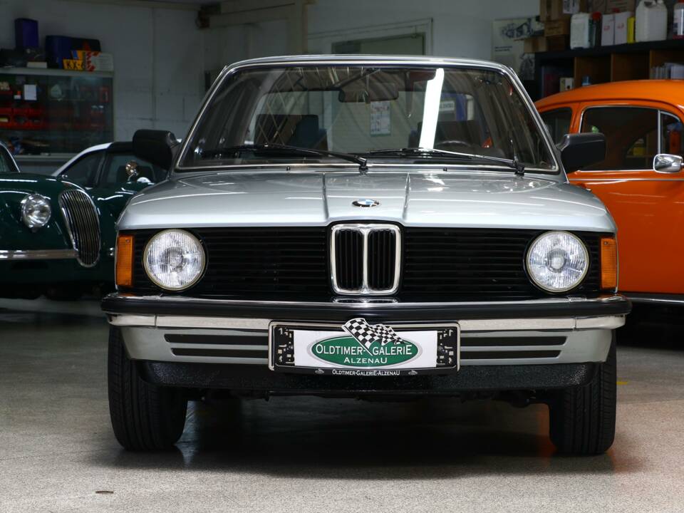 Immagine 3/22 di BMW 318i (1981)
