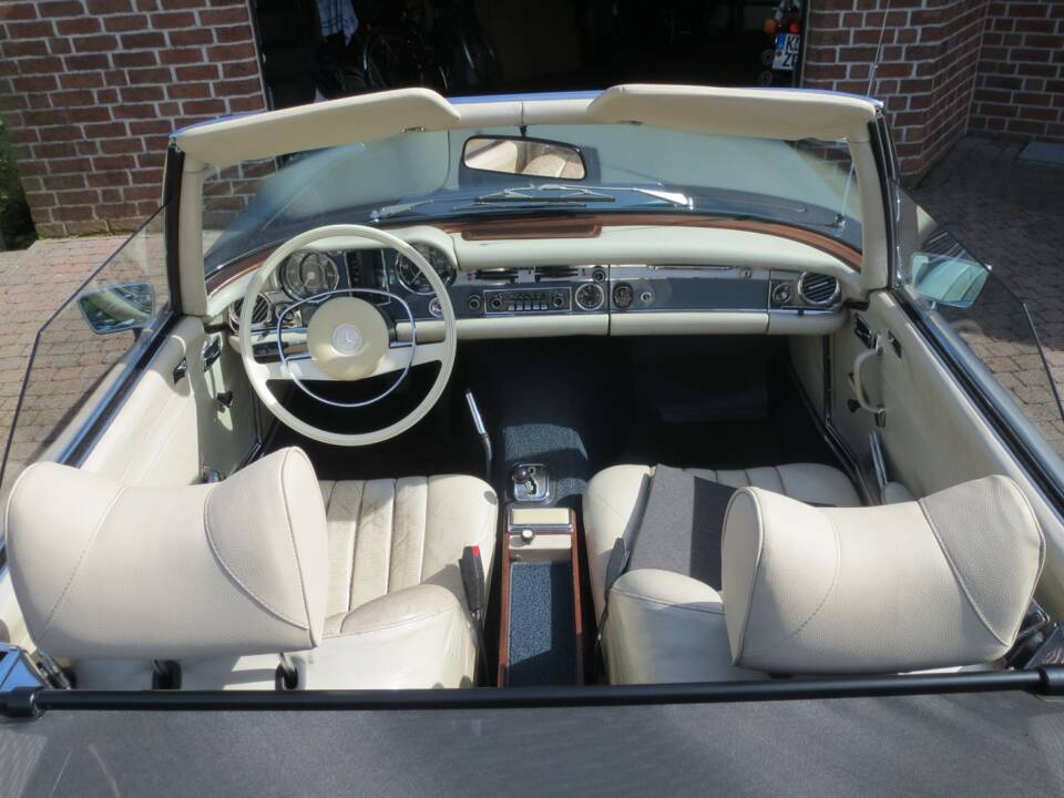 Image 12/38 de Mercedes-Benz 280 SL (1970)