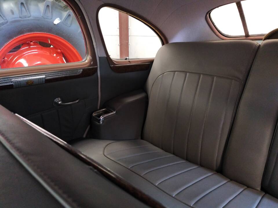 Image 33/50 of Cadillac 61 Sedan (1941)