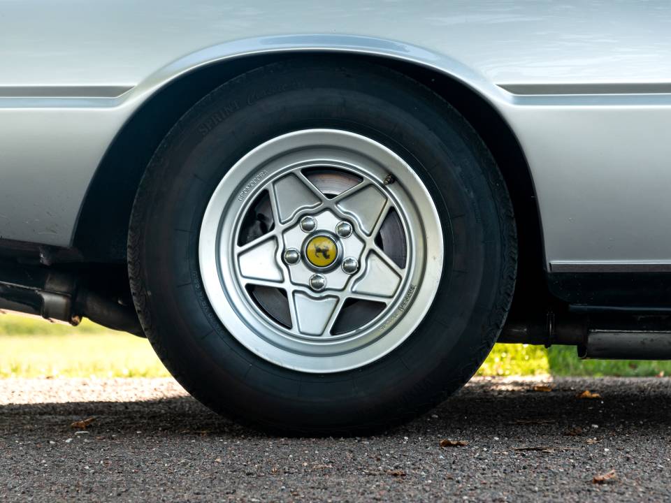 Image 16/32 of Ferrari 400 GT (1977)