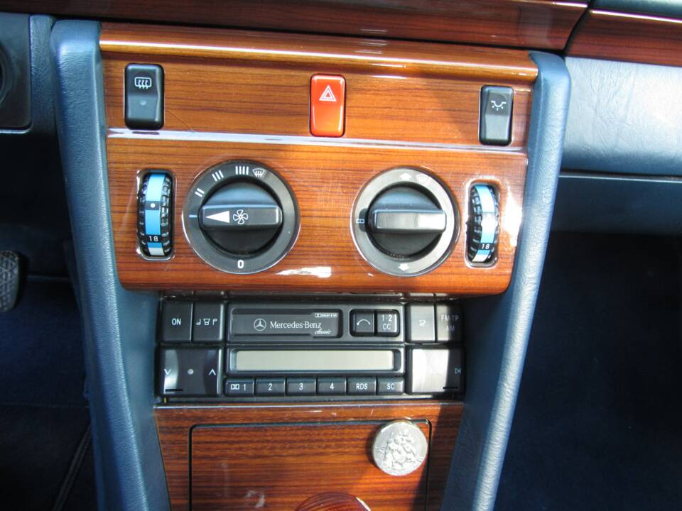 Immagine 14/19 di Mercedes-Benz 260 E (1990)