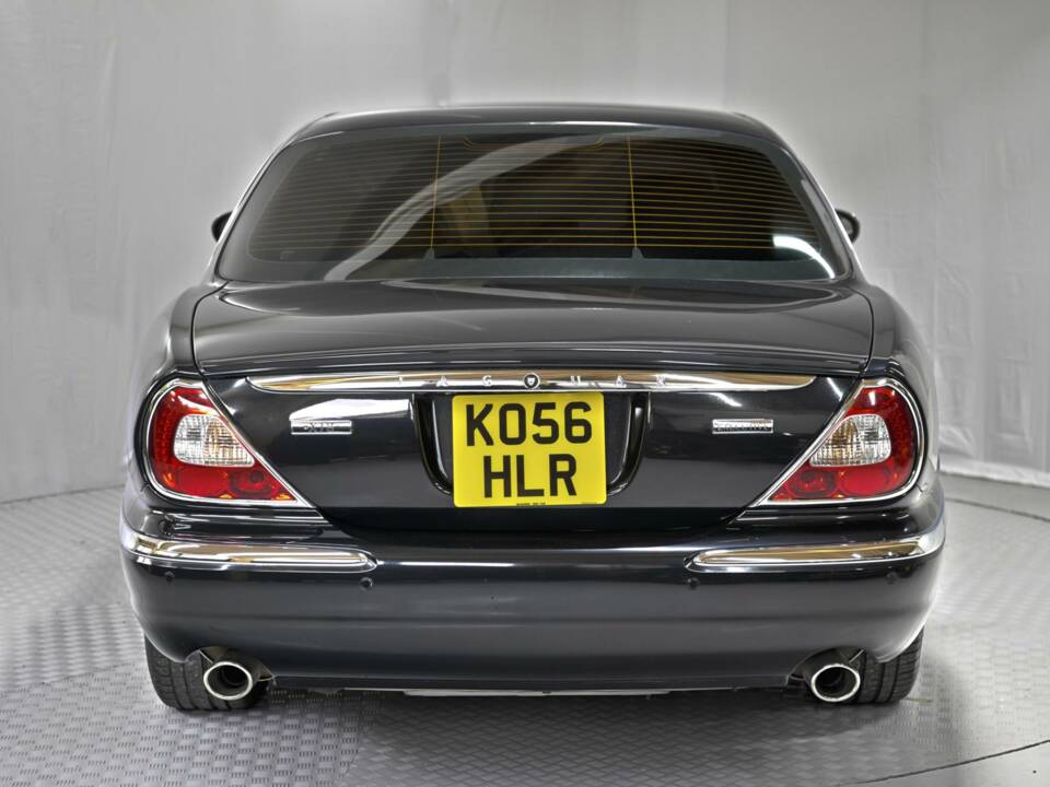 Image 13/50 of Jaguar XJ 8 4.2 (2006)