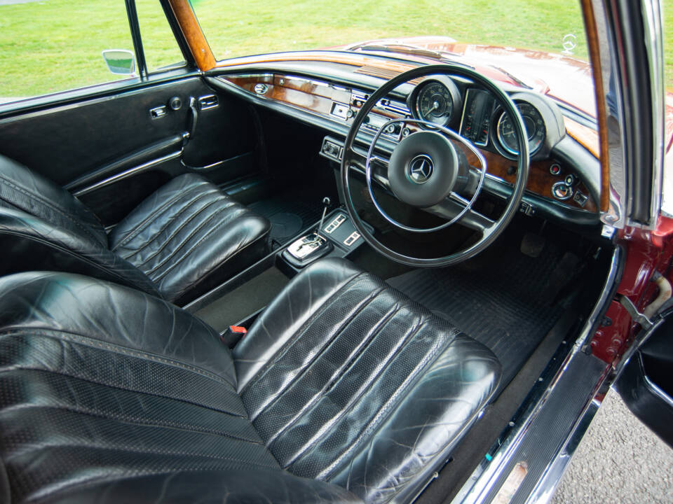 Image 10/32 of Mercedes-Benz 280 SE 3,5 (1971)