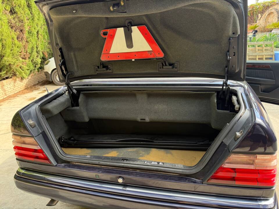Image 27/30 of Mercedes-Benz E 200 "Final Edition" (1997)
