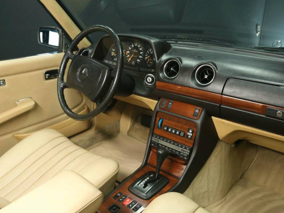 Image 21/30 of Mercedes-Benz 280 CE (1984)