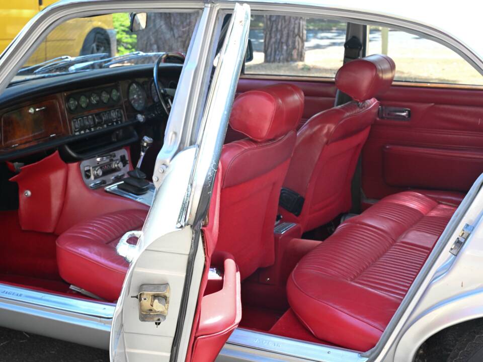 Image 38/50 of Jaguar XJ 6 4.2 (1971)