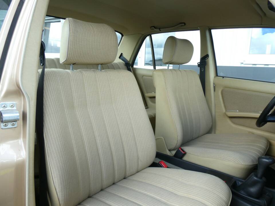 Image 14/19 of Mercedes-Benz 200 (1983)