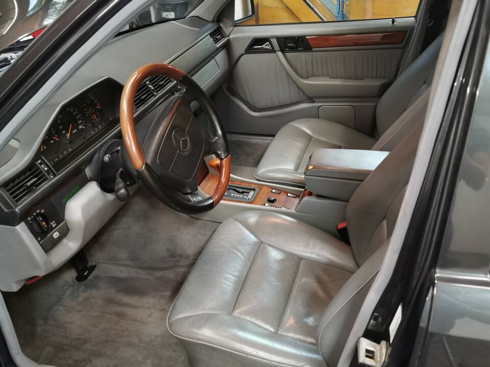 Bild 3/20 von Mercedes-Benz E 320 T (1995)