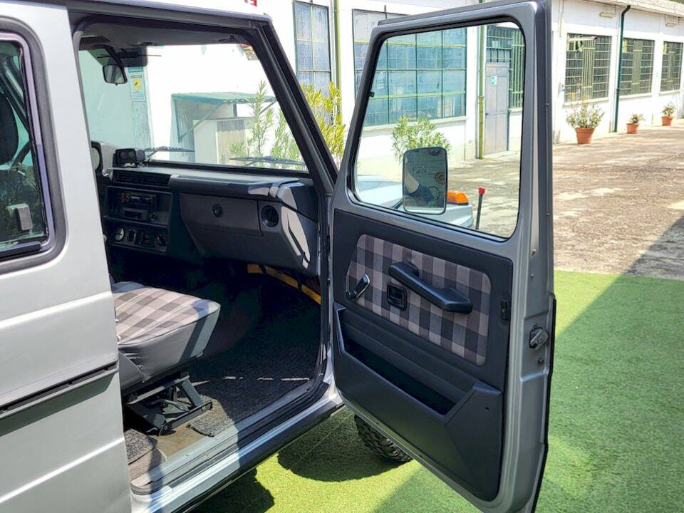 Image 30/55 of Mercedes-Benz 200 GE (SWB) (1990)