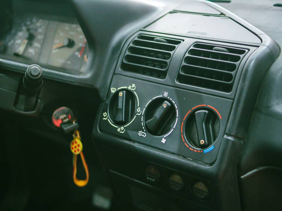 Image 29/33 of Peugeot 205 GTi 1.9 (1993)